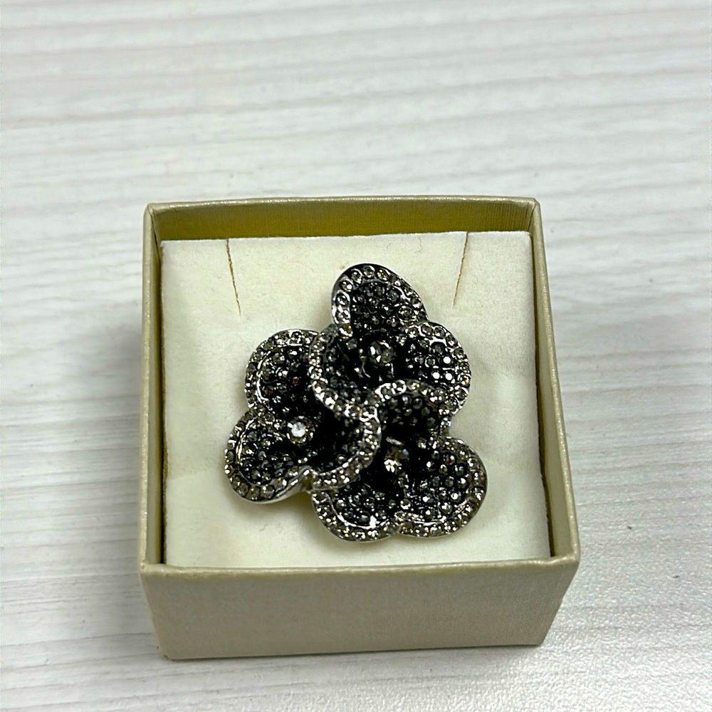 Flower cluster crystal cocktail ring Gorgeous New Statement Party Piece. Bling!